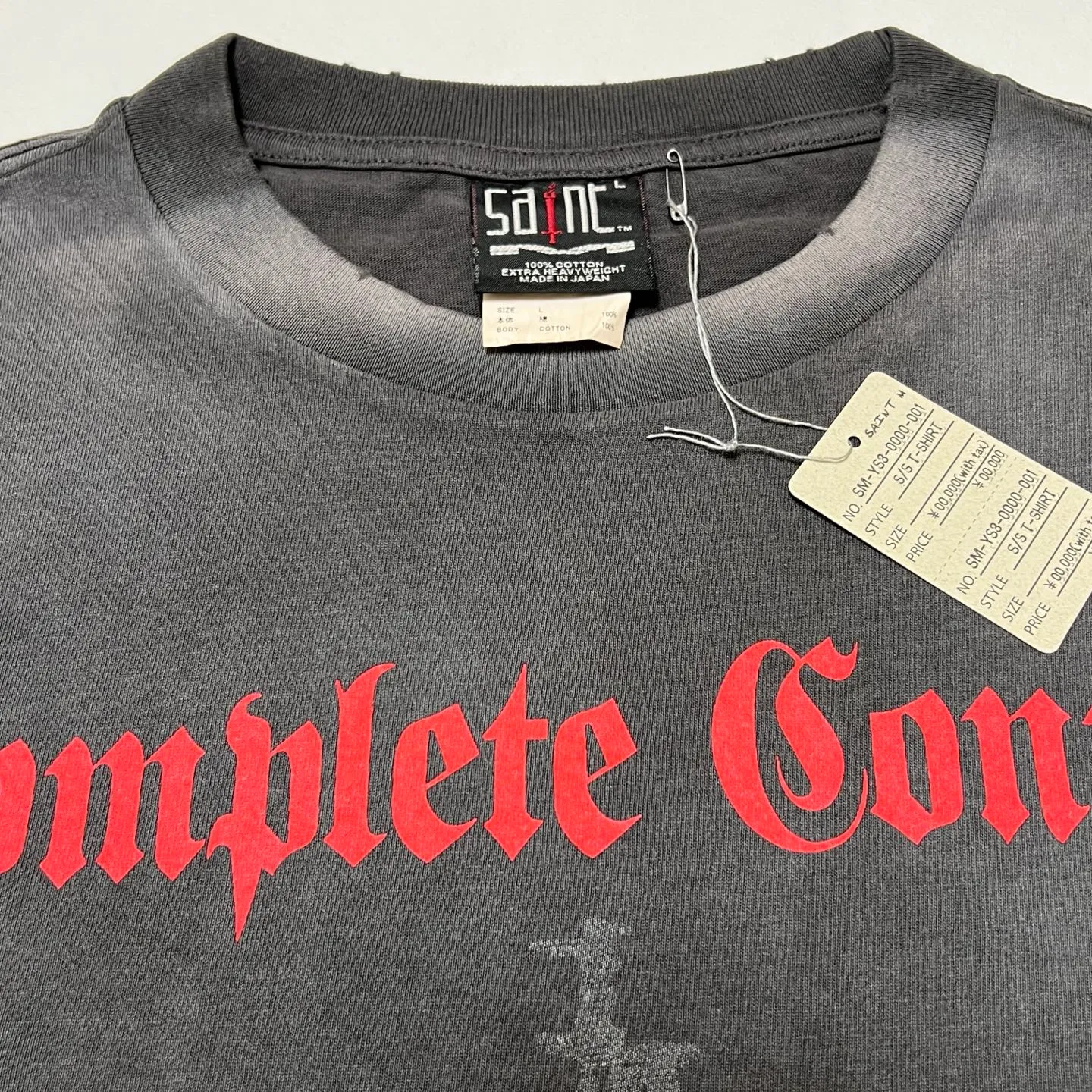 SAINT Mxxxxxx × Kosuke Kawamura KK_SS TEE/COMPLETE CONTRL/BLK KK joint model Jesus AK submachine gun cross printed TEE Washed black S-XL KK joint model's creative Jesus cross has never disappointed. Faded and washed with sulfur dye to make it distressed. Hole treatment. Printing is repeatedly revised and sketched. Extremely restored ZP. Cylindrical side seam high weight fabric. Stiff and comfortable. Correct accessories. Customized co-branded wash mark/little angel mark, top purchasing agent level
